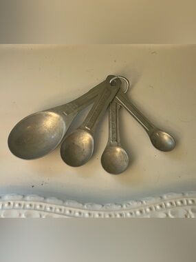 Set of 4 1940s vintage aluminum measuring spoons